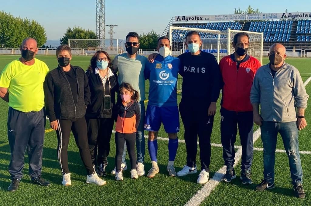 Besale, con los directivos del Jaraíz, en el campo de fútbol.