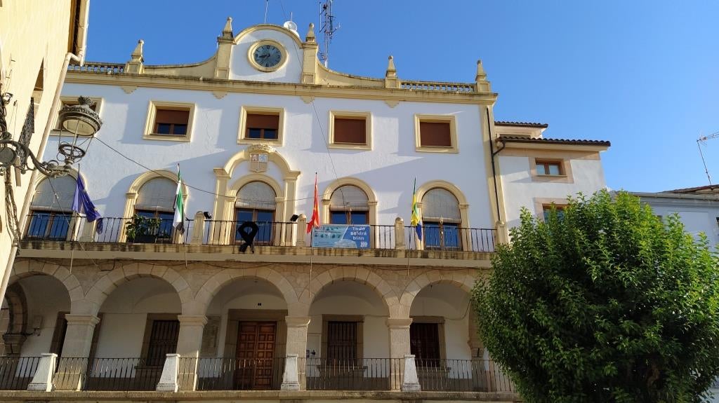 Balcón de la Casa Consistorial con las banderas a media asta y crespón negro durante el estado de alarma en señal de luto. 
