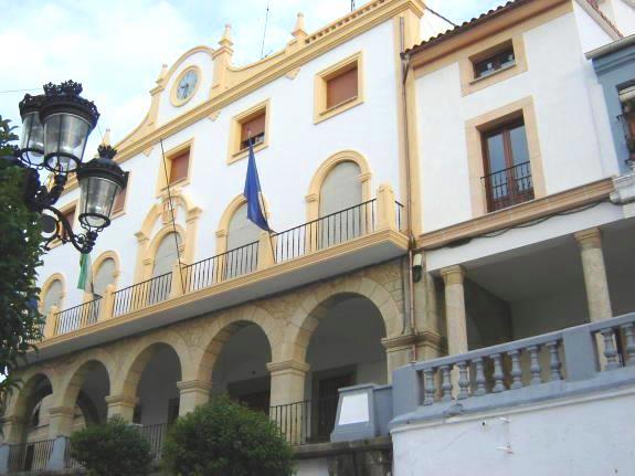 Ayuntamiento de Jaraíz, que ocupa el sitio del antiguo castillo de Jariza. 