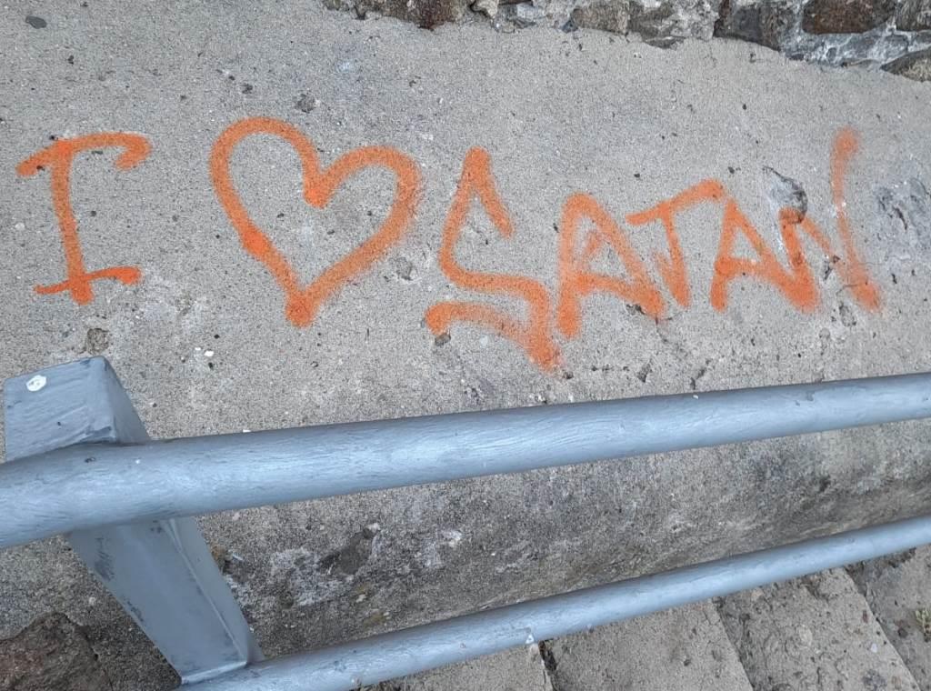 Pintada en la escalinata de la iglesia de Santa María.