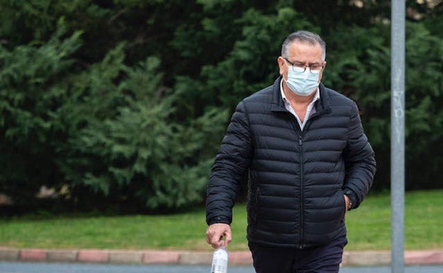 El exalcalde de Jaraíz, Bonifacio Sánchez, a su llegada al juzgado placentino el pasado febrero. 