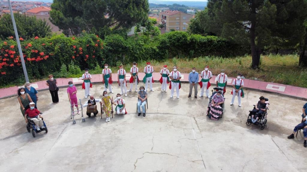 Los residentes con los 'bailaores'. 
