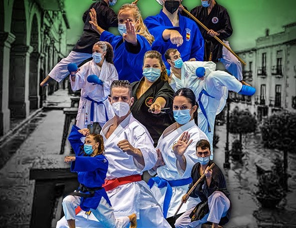 Cartel anunciador del Campeonato de España de Karate con la Plaza Mayor de Jaraíz de fondo.