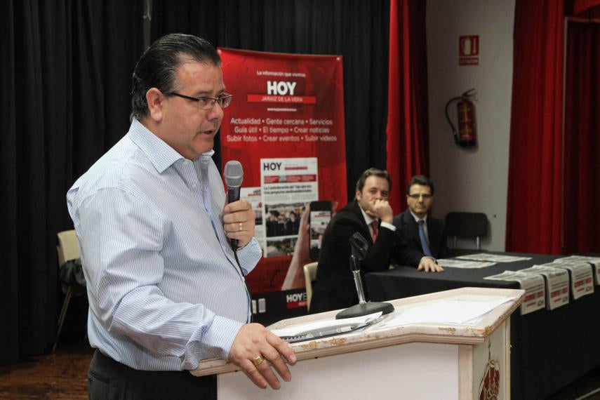 José Bonifacio Sánchez, en el acto de presentación de HOY Jaraíz de la Vera, en febrero de 2013. Como alcalde entonces, impulsó el proyecto que acabó siendo este periódico en sus versiones digital y papel. 