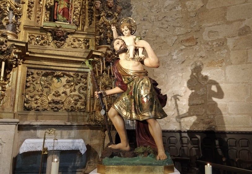 Imagen de San Cristóbal en el presbiterio de la iglesia de San Miguel.