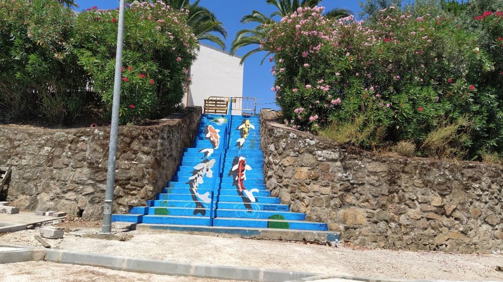 Las escalinatas pintadas con los peces koi. 