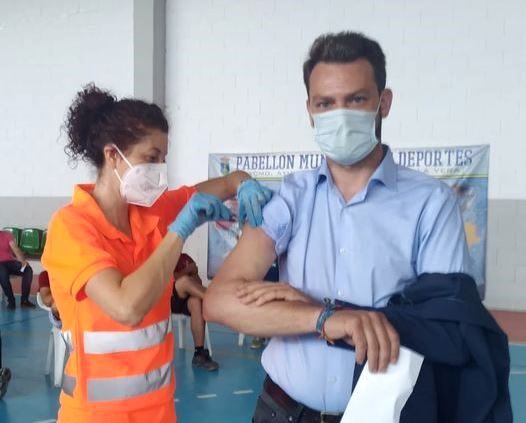 El alcalde recibiendo la primera dosis.