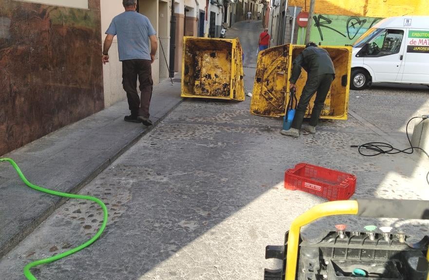 Limpieza y desinfección de contenedores. 