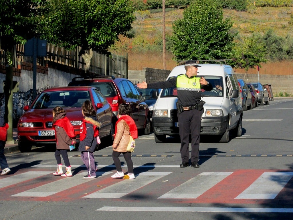 Policía Local dirigiendo el trafico junto al colegio Gregoria Collado. 