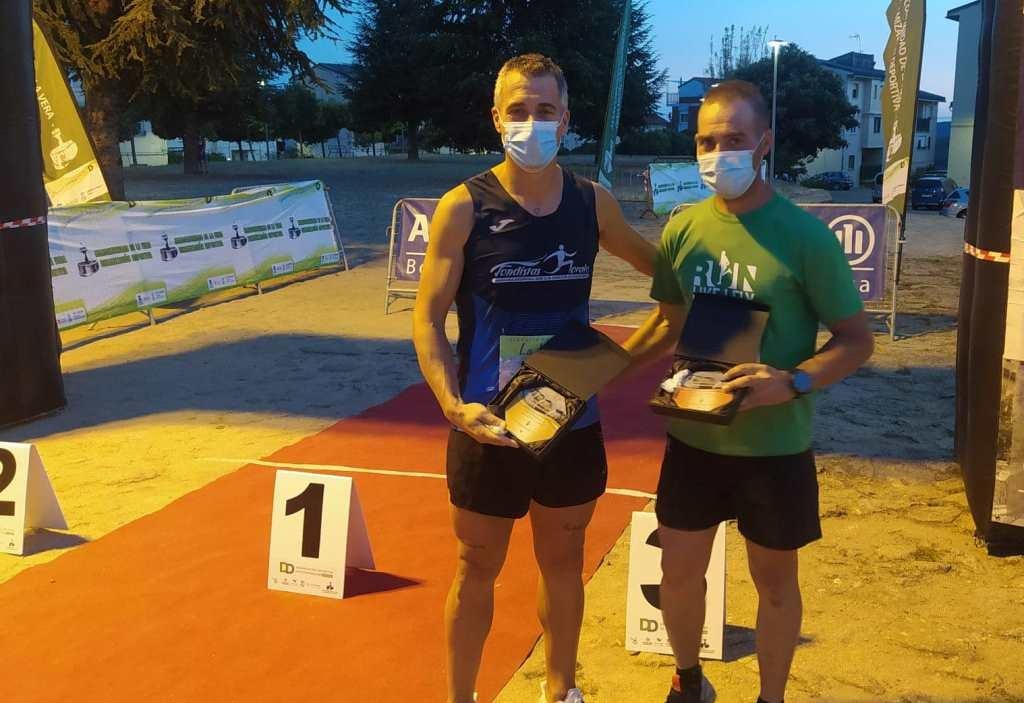 Alán Otero con Santi Martín mostrando el trofeo de ganador en Veterano B.
