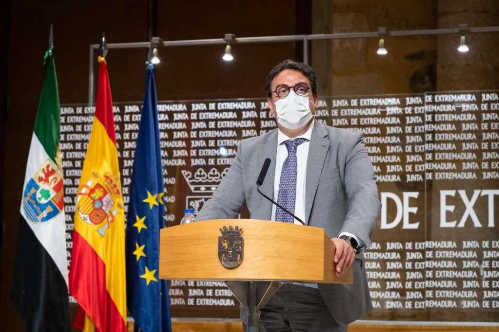 El consejero de Sanidad, José María Vergeles, dando cuenta de los acuerdos. 