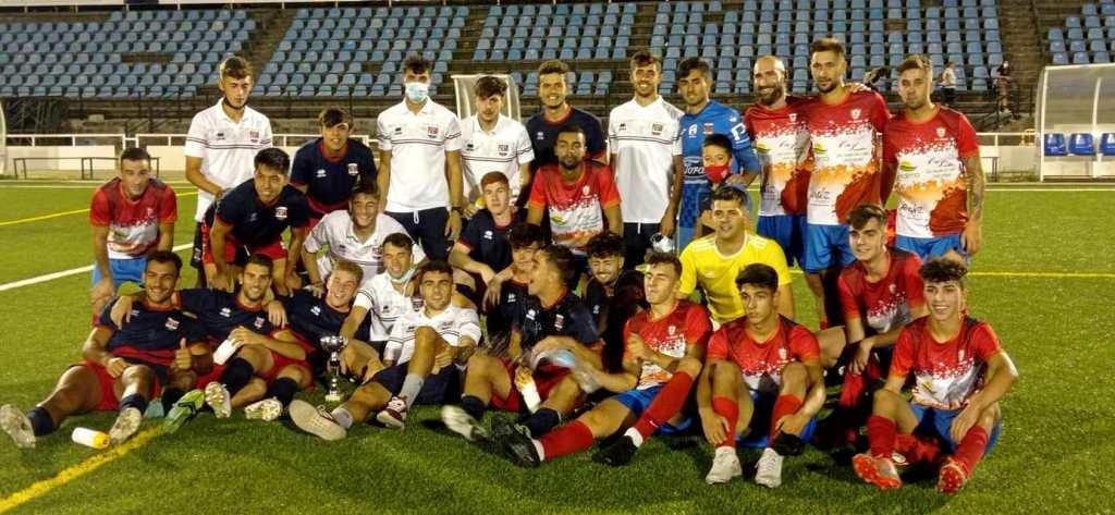 Los dos equipos posando juntos con los trofeos de campeones y subcampeones, respectivamente.. 