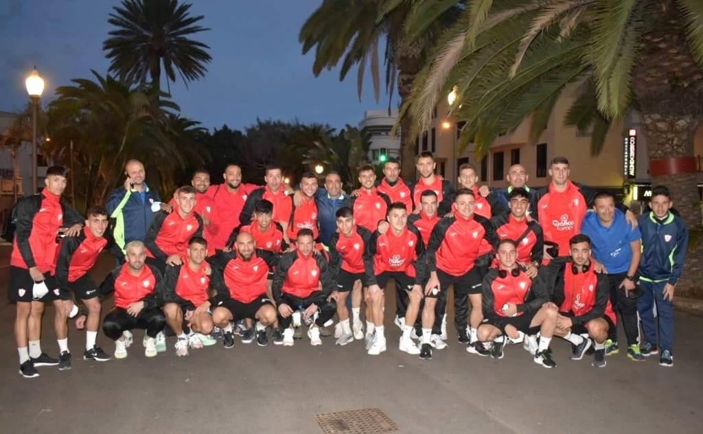Jugadores, técnicos y directivos en Tenerife. 