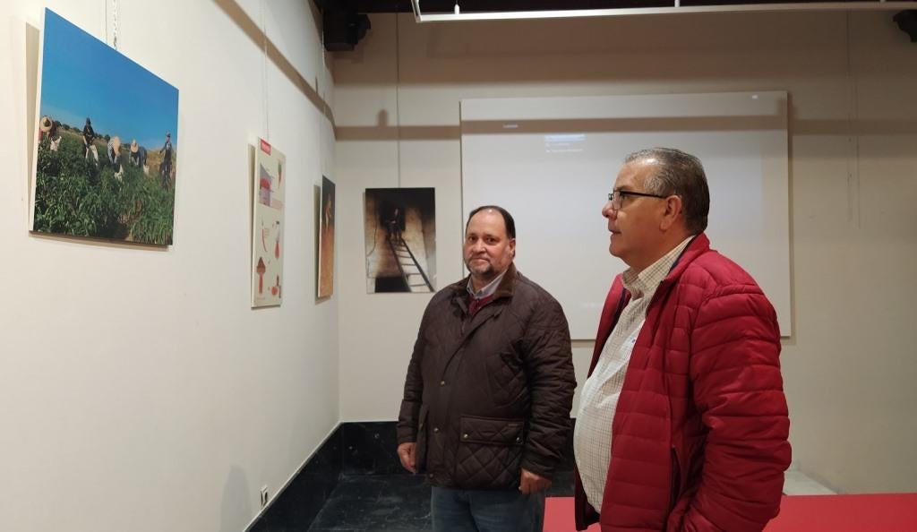 Hannemann y Sánchez recorriendo la exposición. 