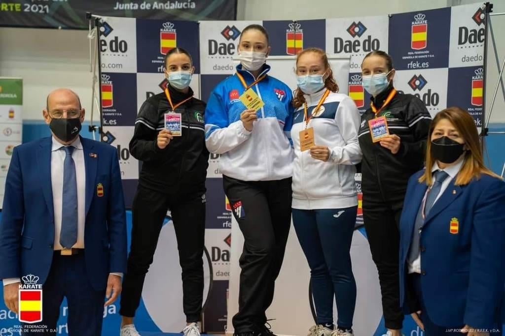 Inés Muñoz, la primera por la izquierda en el podio. 