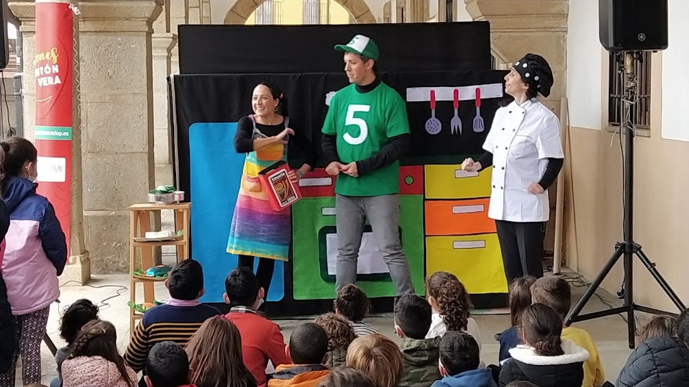 Representación del cuento 'Oro rojo', en la Plaza Mayor de Jaraíz. 