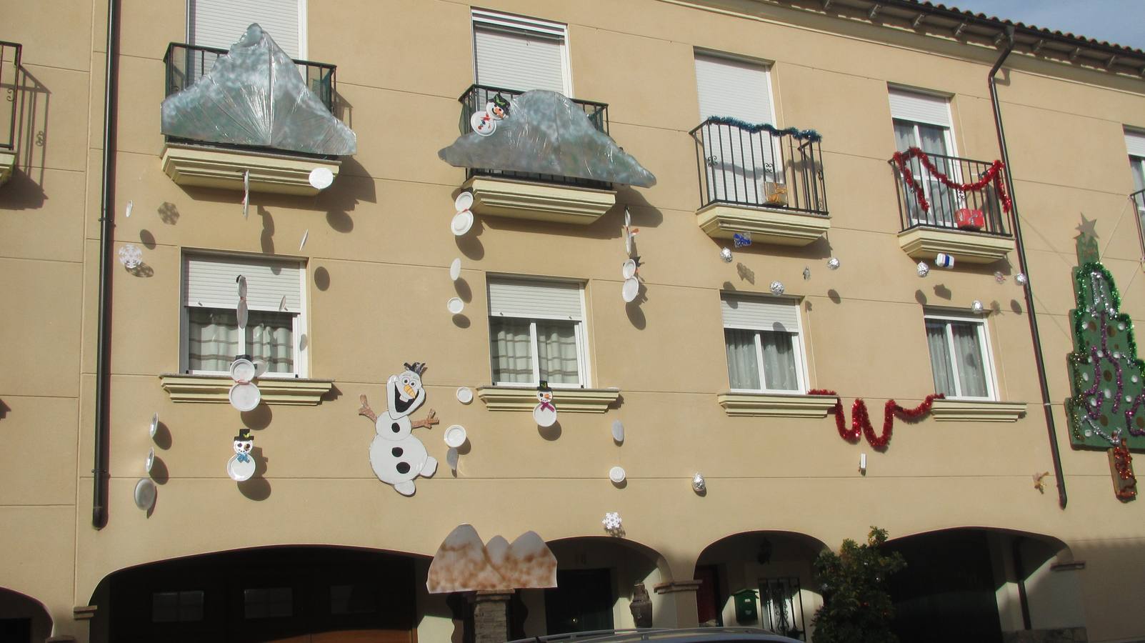Balcones y ventanas adornados en la calle Monfragüe. 