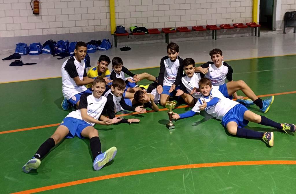 Los jugadores jaraiceños con el trofeo celebrando el triunfo.
