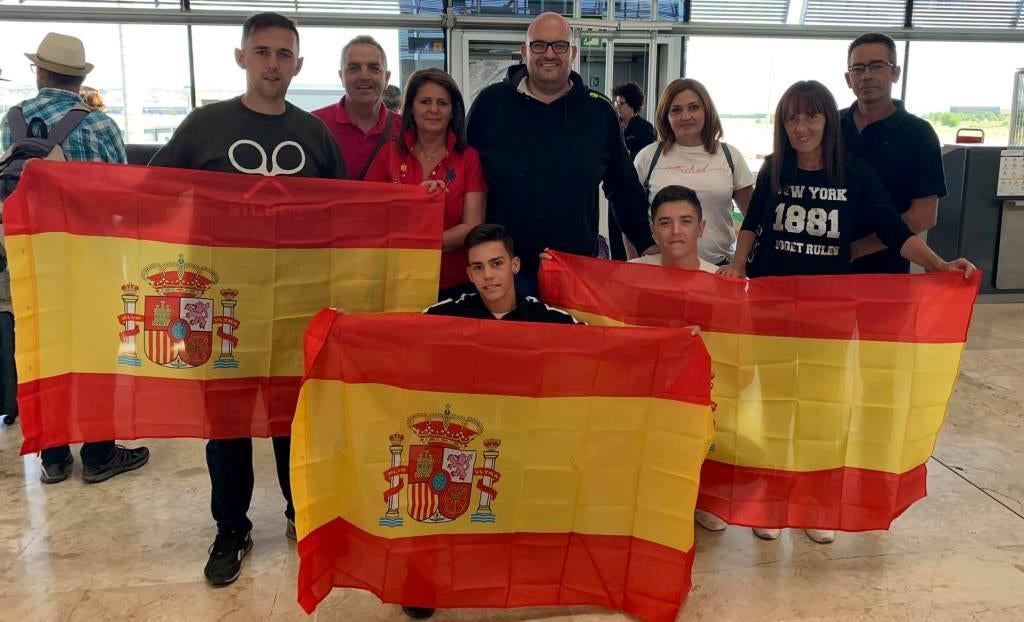 Los hermanos Villalobos en el aeropuerto para volar a Praga, en 2019. 
