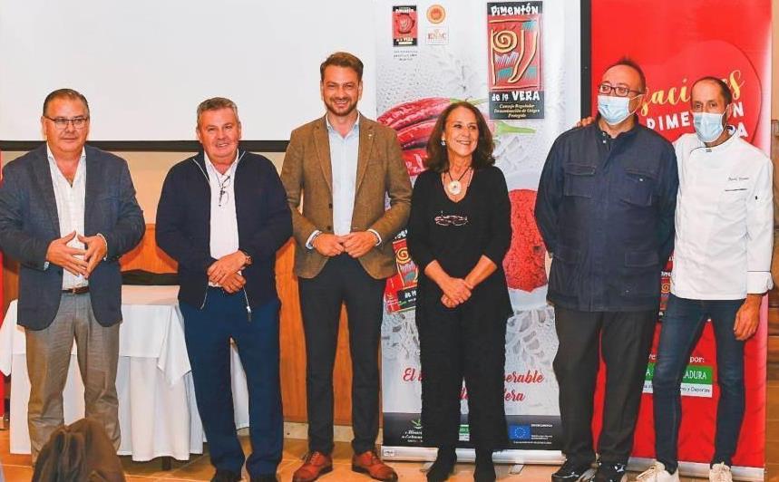 El alcalde y representantes de las entidades organizadoras. 