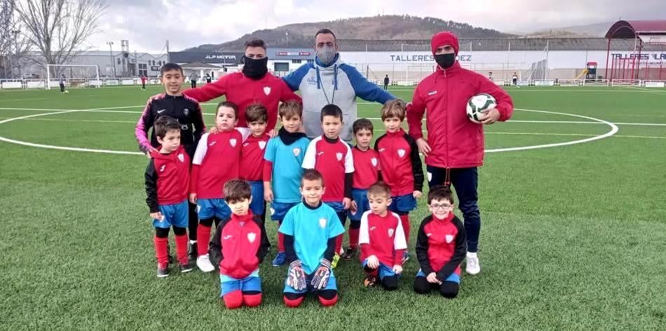 Benito Besale con los niños participantes y ayudantes.