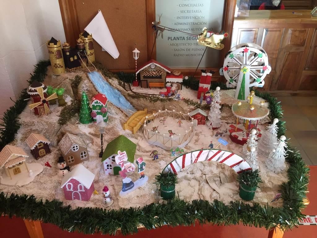 Aspace expone en el Ayuntamiento un 'pueblo navideño'