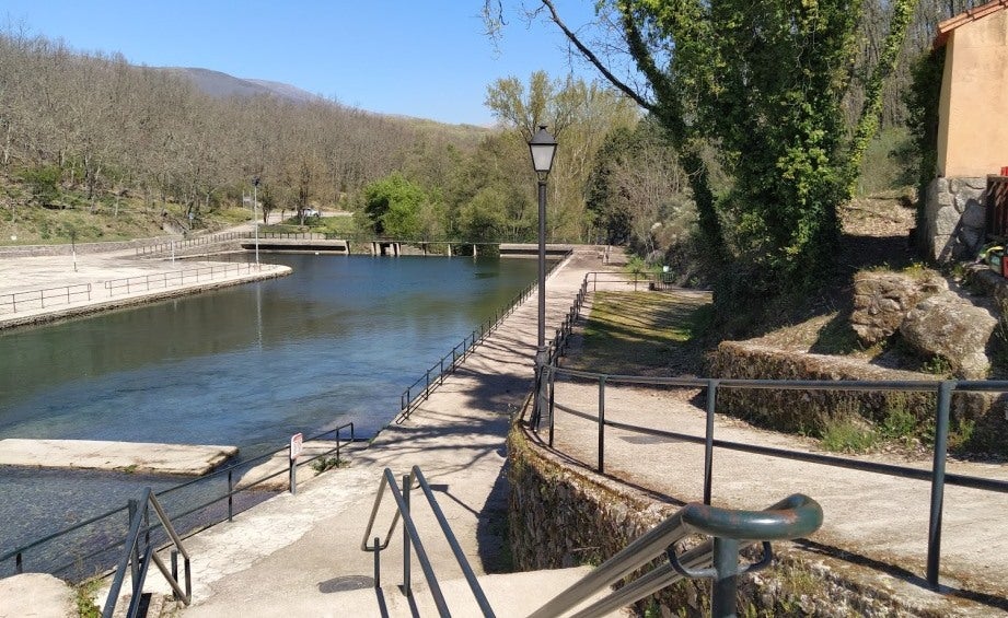 Piscina natural del Lago, el principal atractivo turístico de Jaraíz de la Vera. 