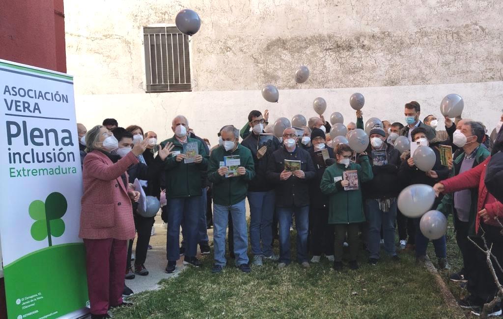 Los usuarios de Vera Plena Inclusión lanzan los globos tras lectura de manifiesto. 
