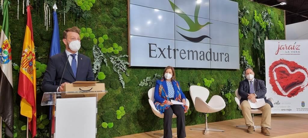 Luis Miguel Núñez durante la presentación en el estand de Extremadura con los concejales Montserrat López y Juan Hannemann. 