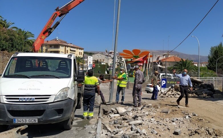 Operarios municipales realizando trabajos de albañilería. 