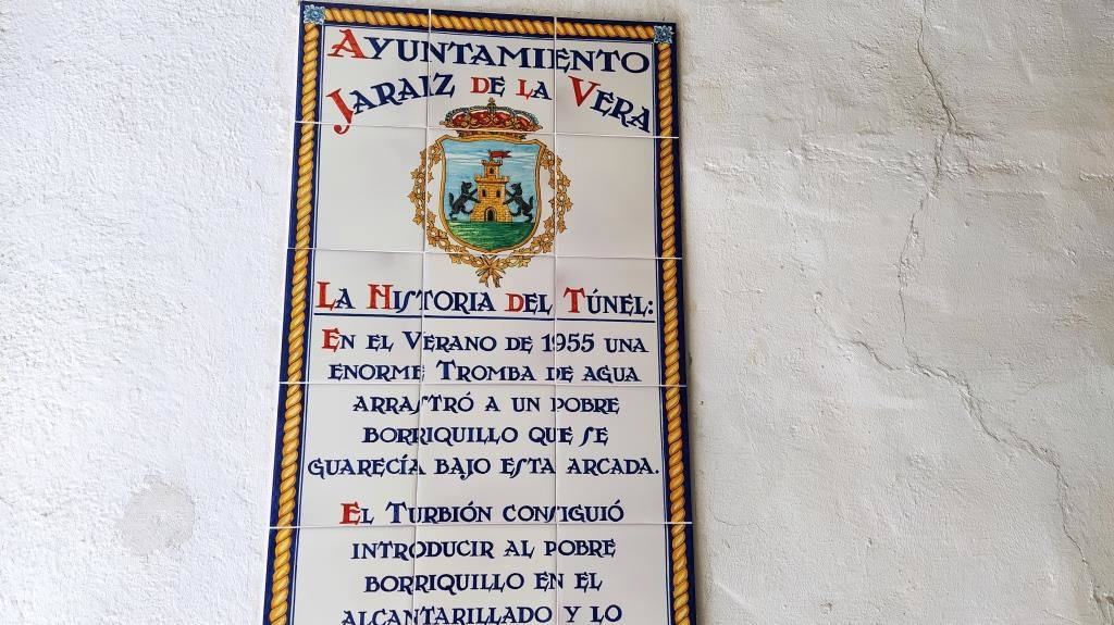 El mural de cerámica explicativo de la historia del borriquillo. 