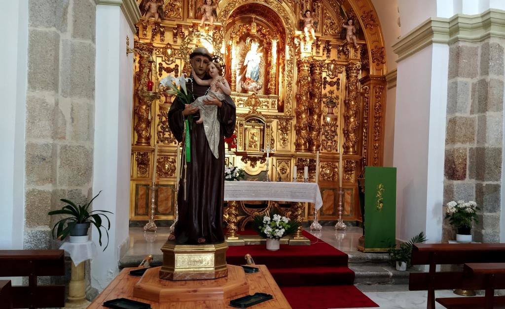 La imagen preparada para su traslado en procesión. 