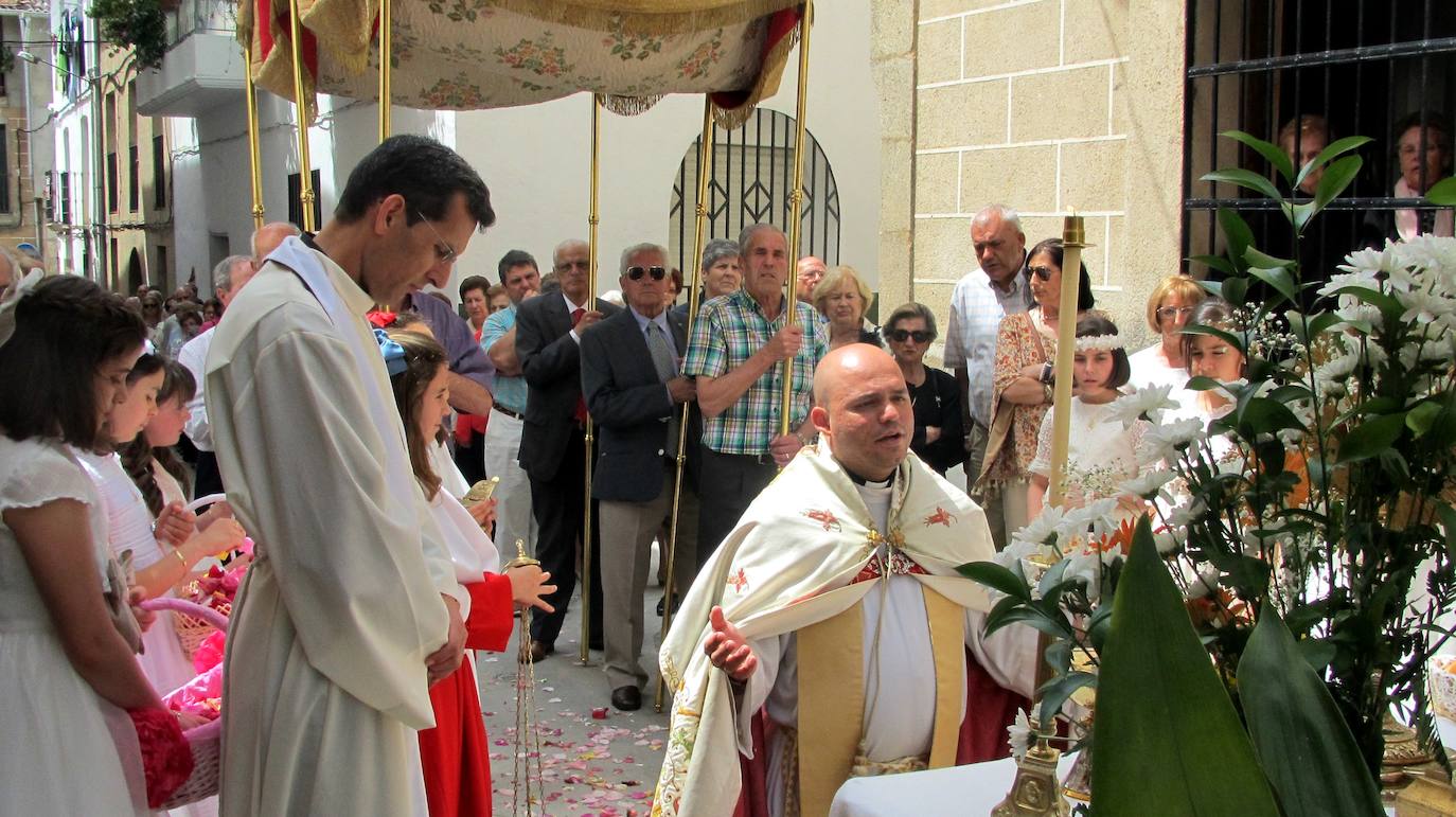 Exposición de la custodia en uno de los altares de la procesión de la Octava. 