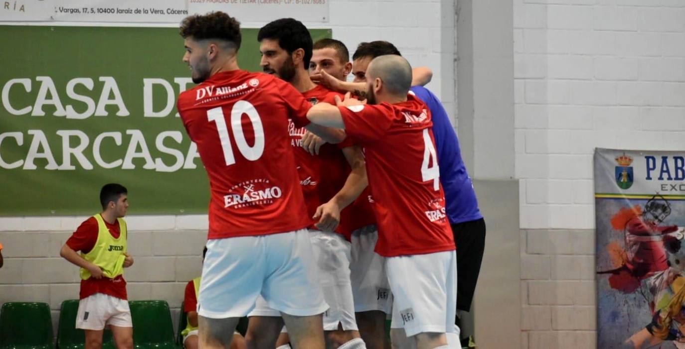 Los jugadores del Publijaime Villa Xarahíz celebran la victoiria. 
