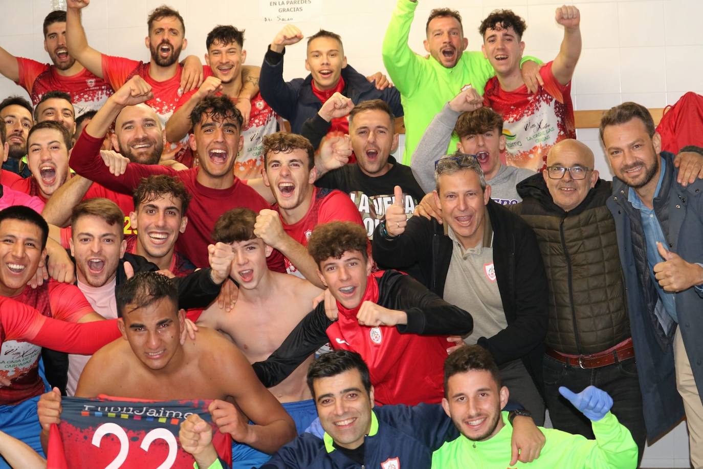 Jugadores, técnicos y aficionados celebrando la victoria. 