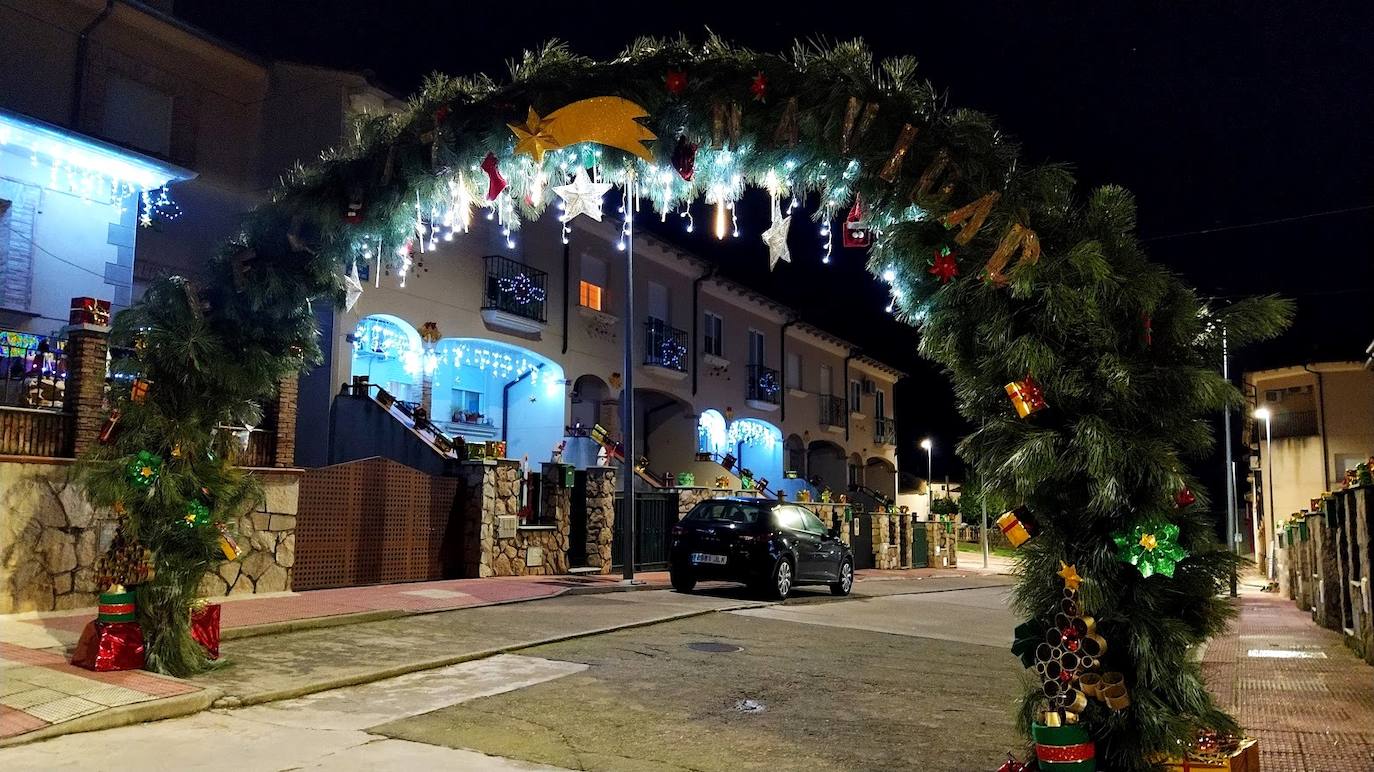 Calle Rufino Villalobos Bote, adornada e iluminada con motivos navideños. 