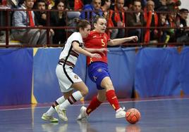 La selección española femenina de fútbol sala jugando contra la portuguesa, en el pabellón de porte de Jaraíz