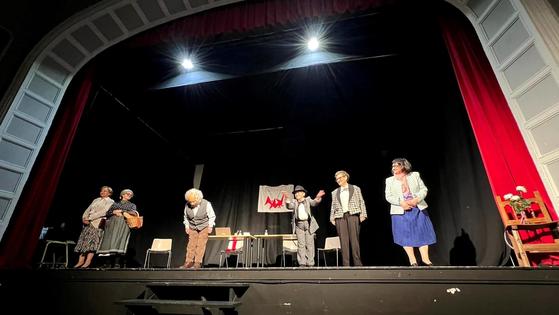 Mujer Jaraiceña representa en el teatro-cine Avenida '¡Anda, mi madre!'