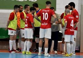 Sergio Pacheco dando instrucciones a sus jugadores.