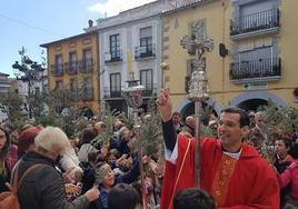Bemdición de ramos por el párroco, Juan Antonio Corrales.