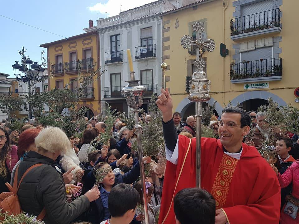 Bemdición de ramos por el párroco, Juan Antonio Corrales.