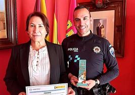 La alcaldesa e Iván con el premio.
