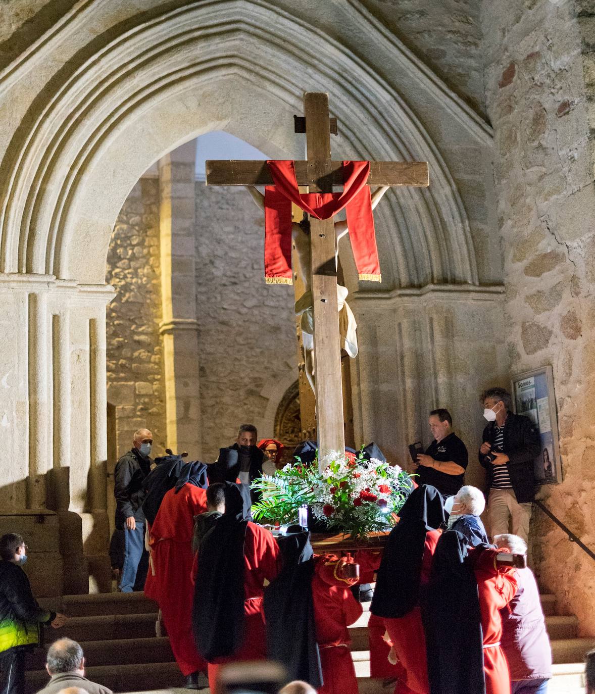 El Cristo del Perdón entrando en la iglesia de San Miguel.