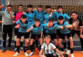 Luismi Garrido y Marcial Cañada, flanqueando a los subcampeones cadetes del grupo norte.