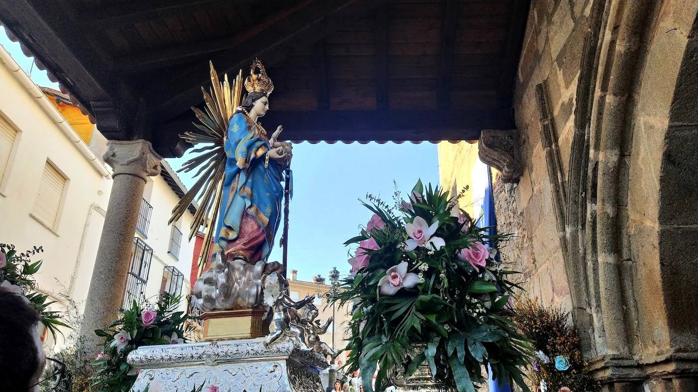 Entrada de la Virgen, ayer por la tarde, en la iglesia de Santa María.