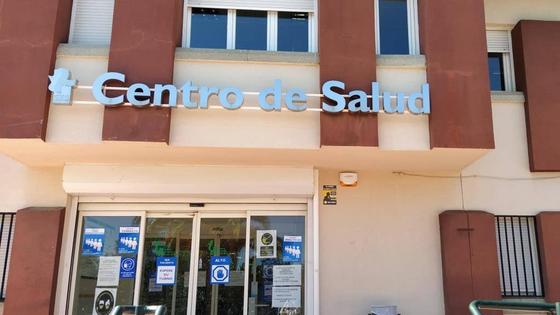 Presentan casi dos mil firmas para que se cubran las bajas en el centro de salud