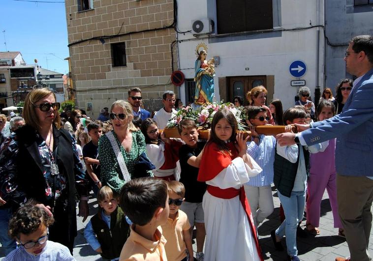 La población se vuelca con la imagen de la Patrona dedicada a los niños