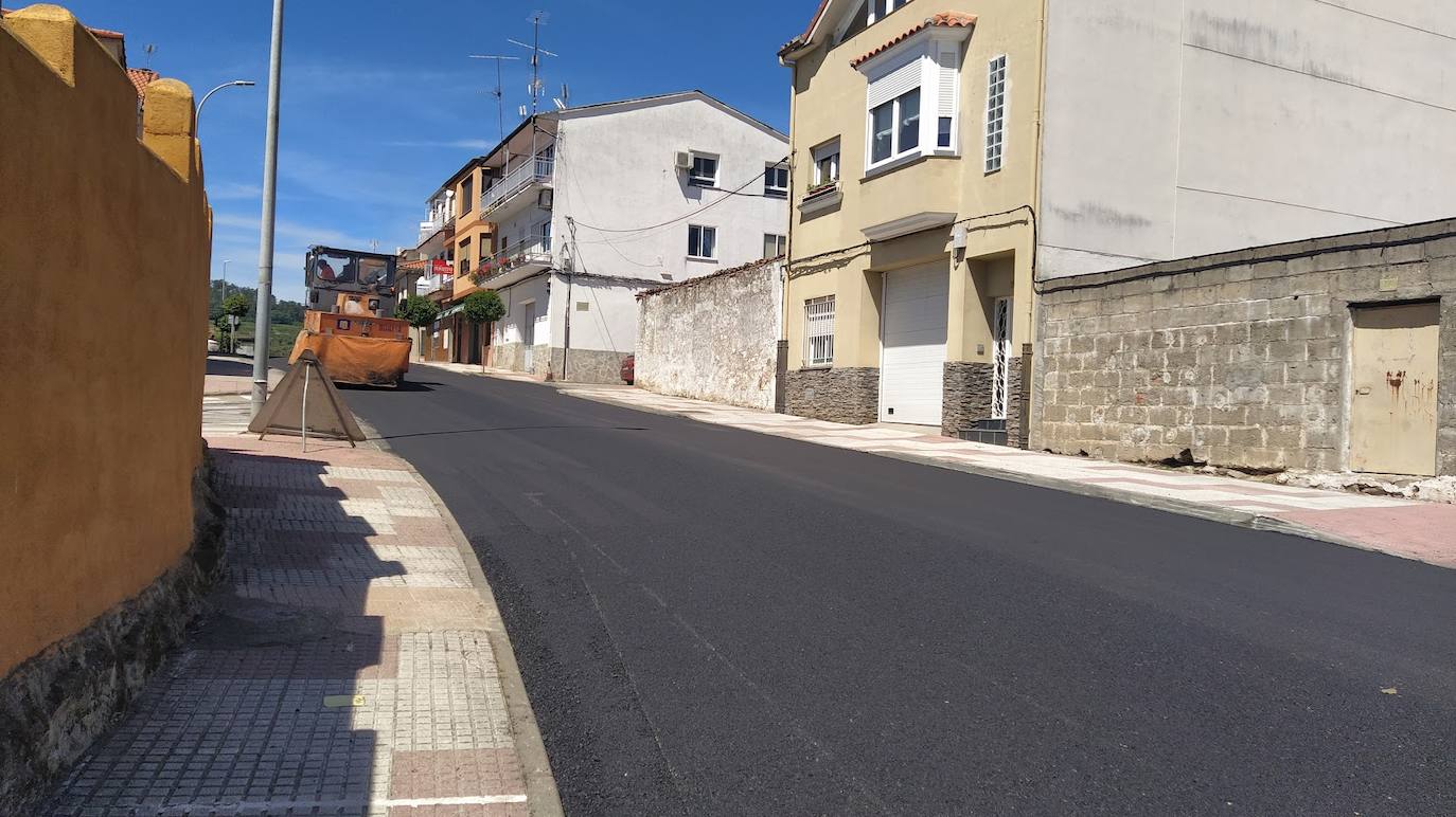 Tramo asfaltado de la travesía o avenida de Hernán Cortés.