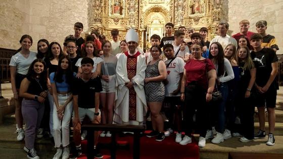 Los jóvenes realizan la ofrenda en la misa por la paz en el mundo