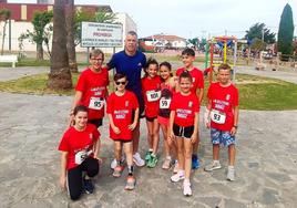 Alán con los corredores jaraiceños de las categorías inferiores.